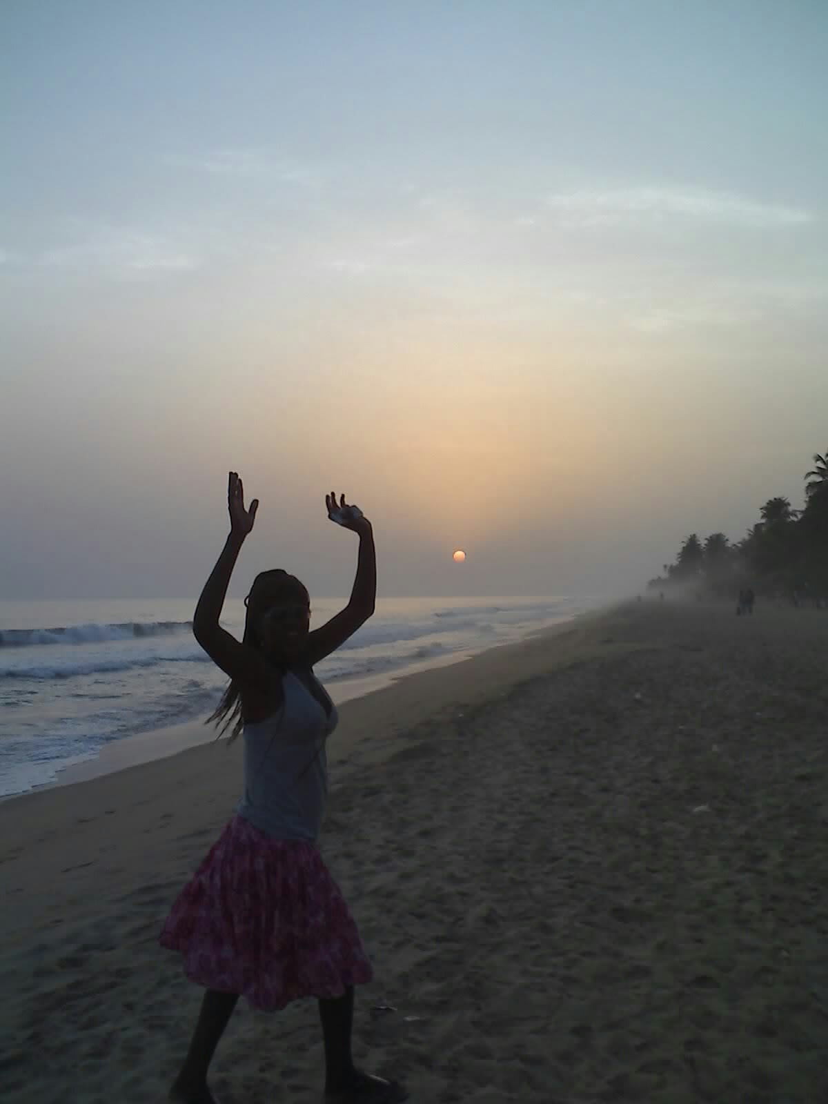 Ein bezaubernder Sonnenuntergang am Strand von Grand-Bassam