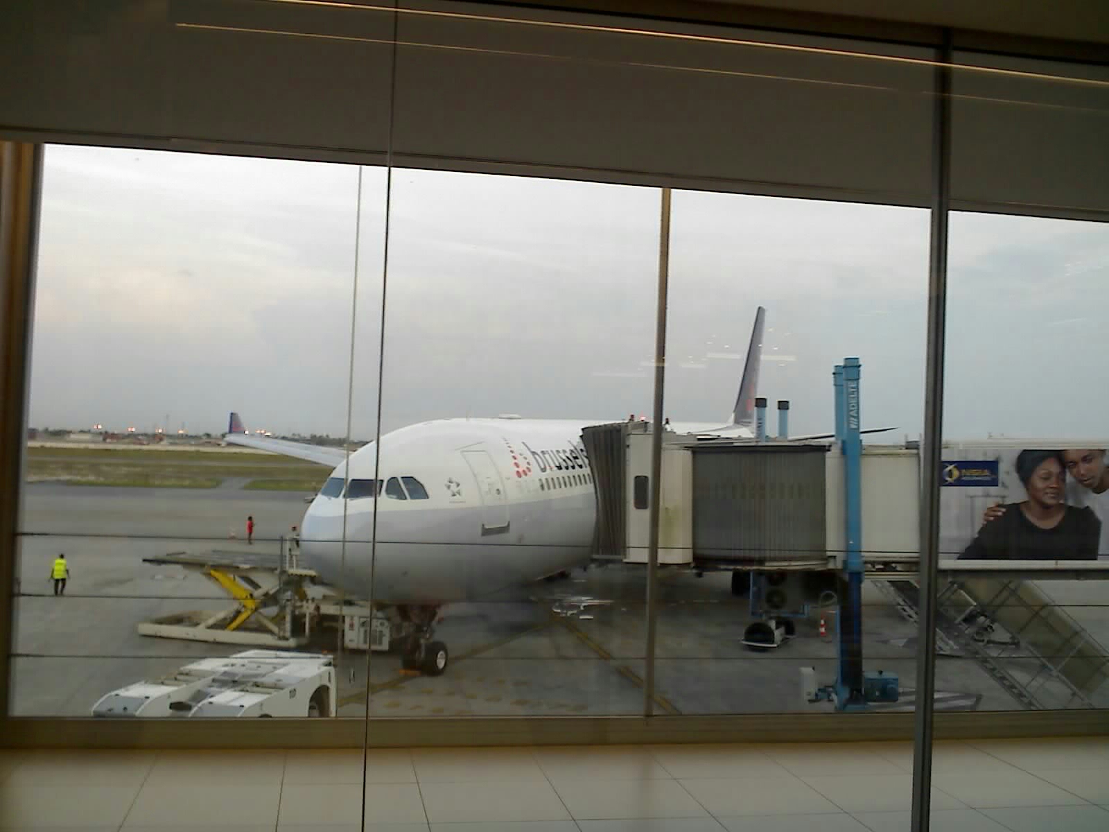 Die Maschine für den Rückflug am Airport in Abidjan